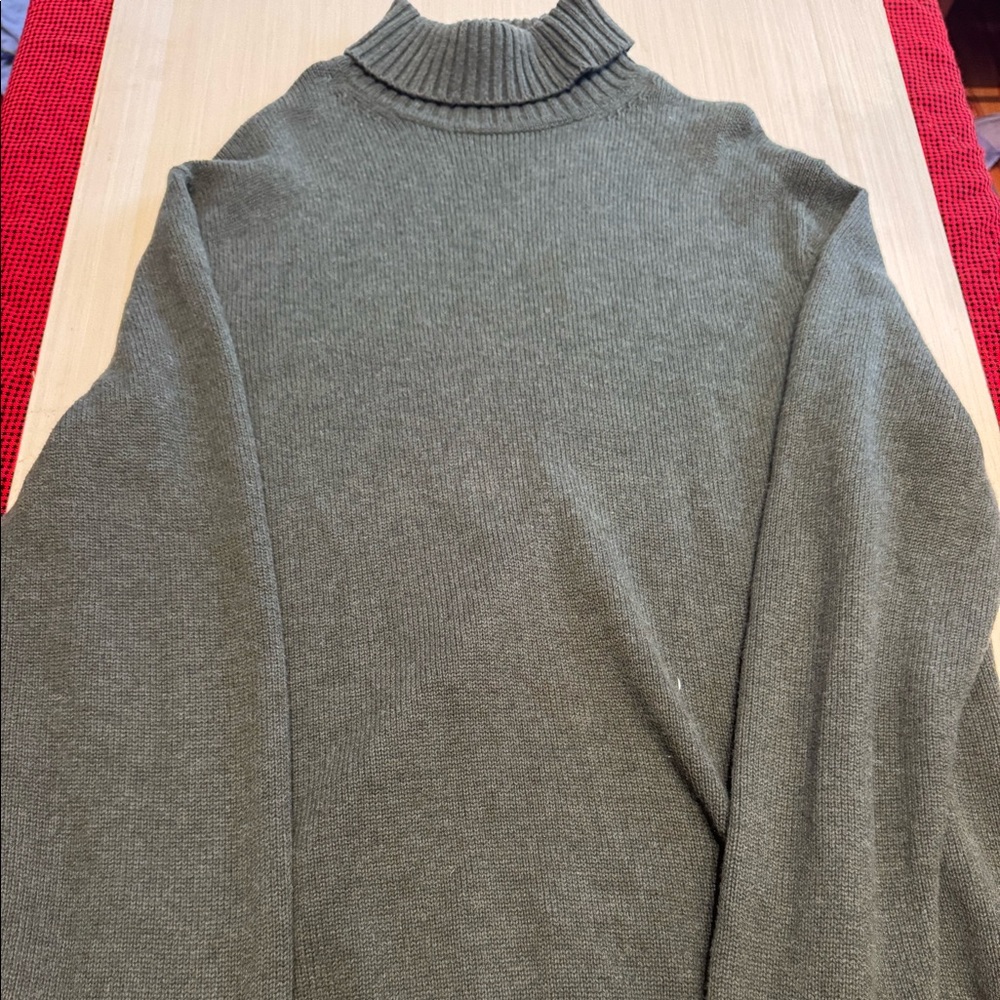 Dark green Southern Tide men’s turtleneck